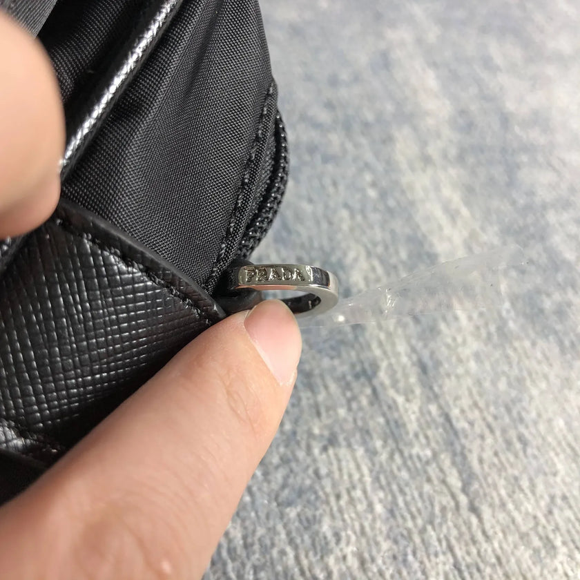 Sac bandoulière Prada Re-Edition 2005 noir