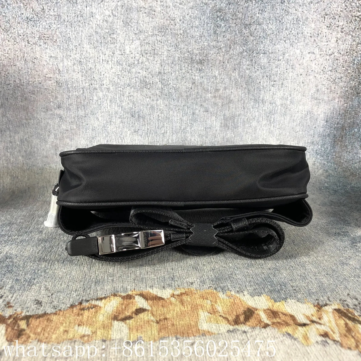 Sac bandoulière Prada Re-Nylon noir 22 cm