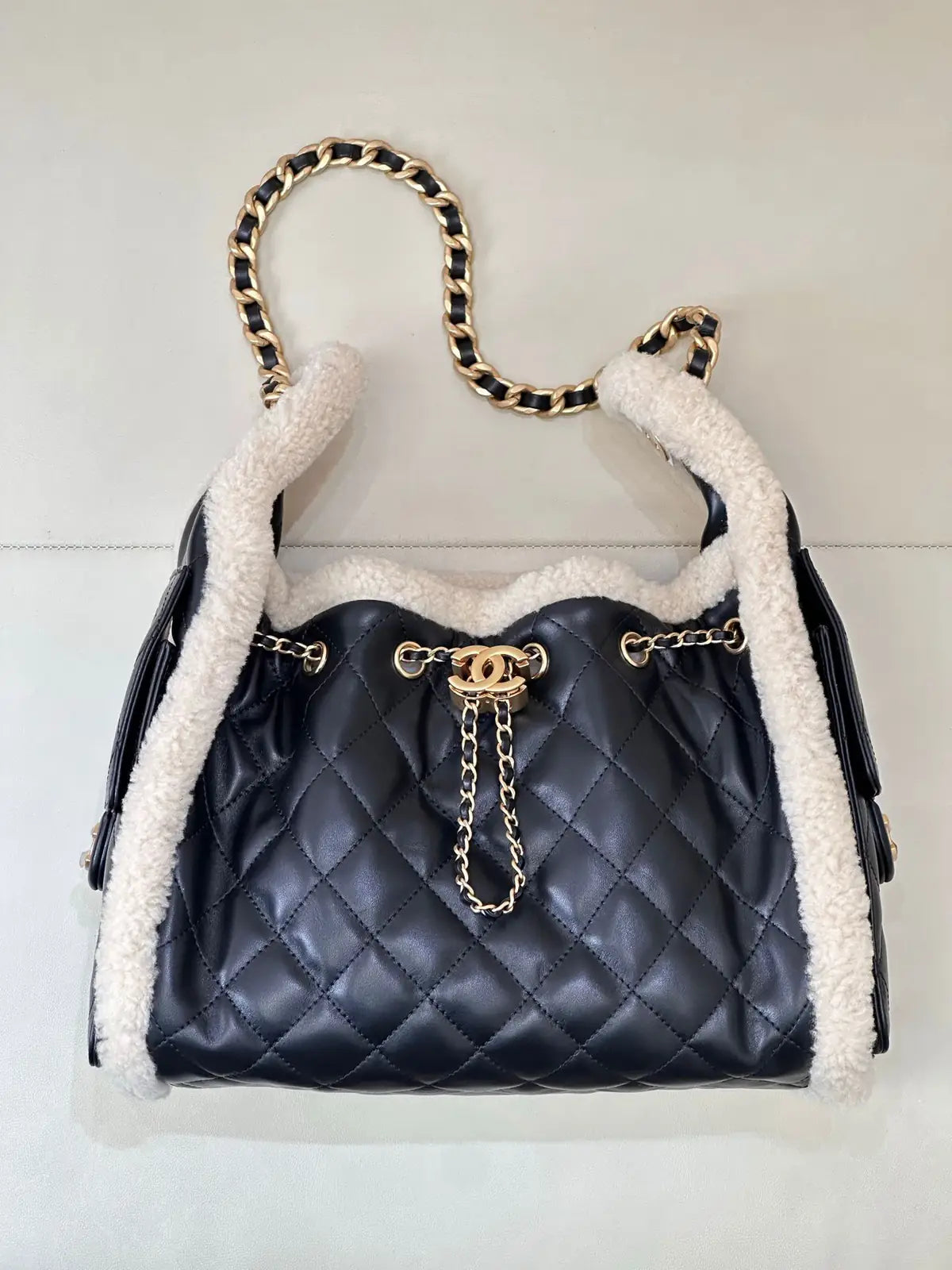 Sac Chanel 25K – Seau Shearling