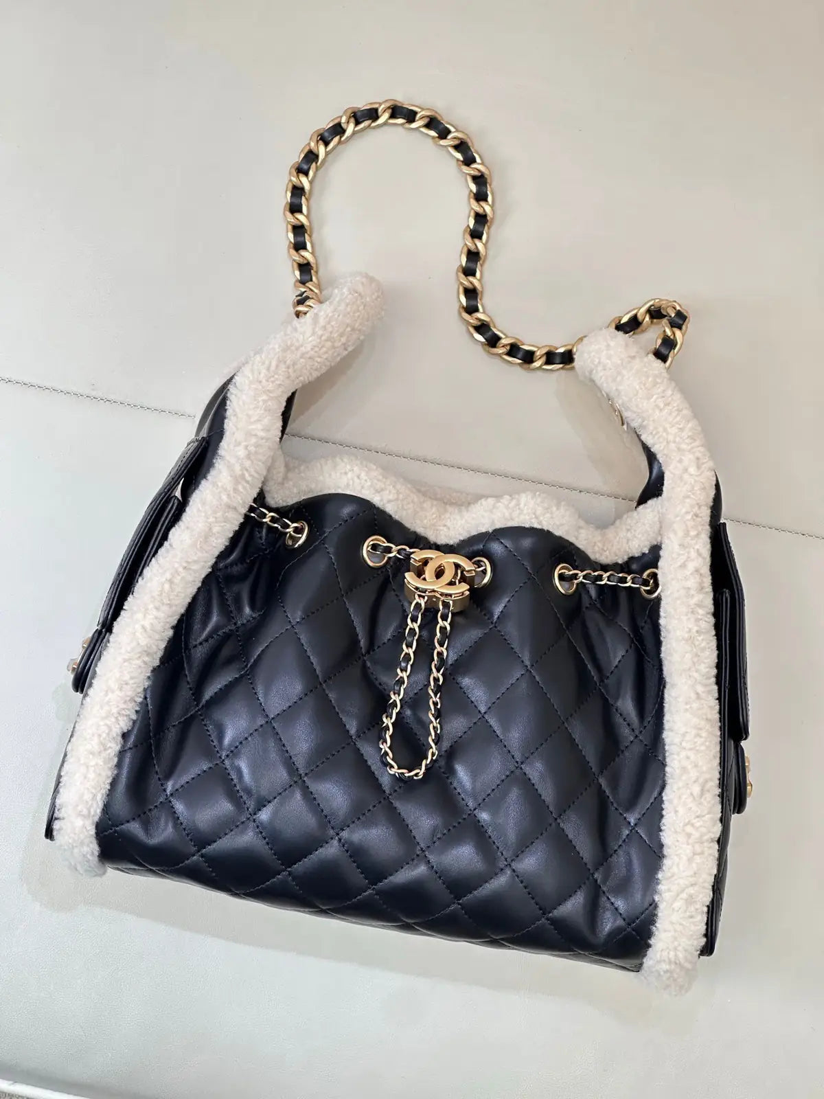 Sac Chanel 25K – Seau Shearling