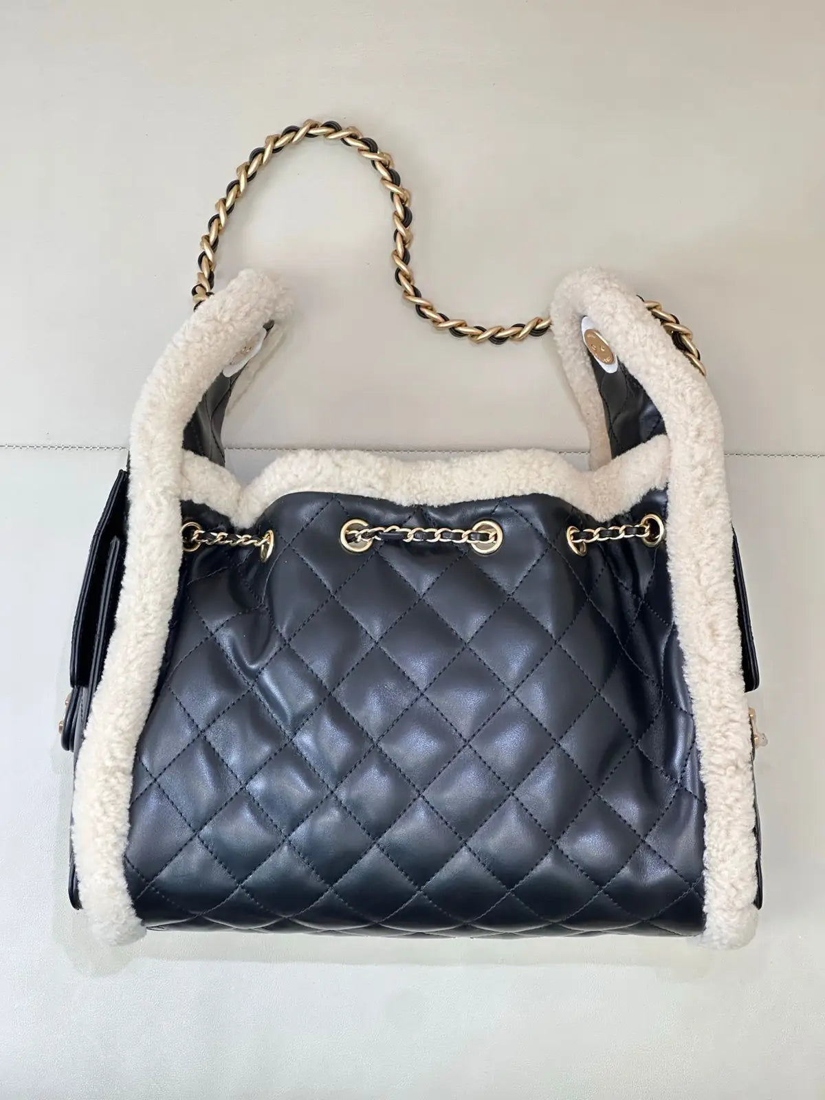 Sac Chanel 25K – Seau Shearling