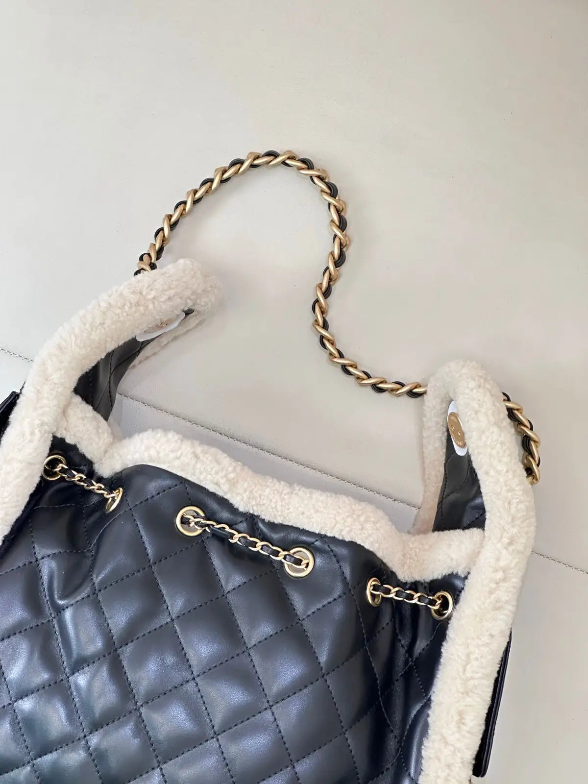 Sac Chanel 25K – Seau Shearling