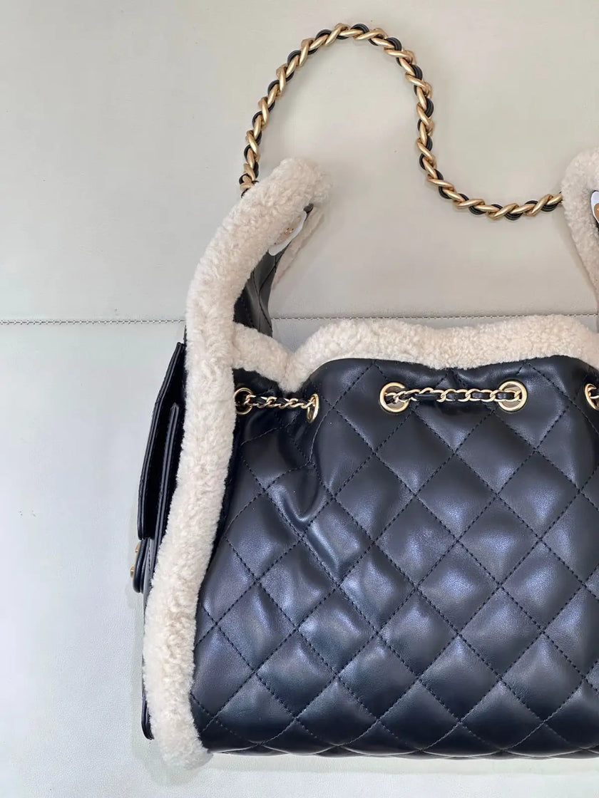 Sac Chanel 25K – Seau Shearling