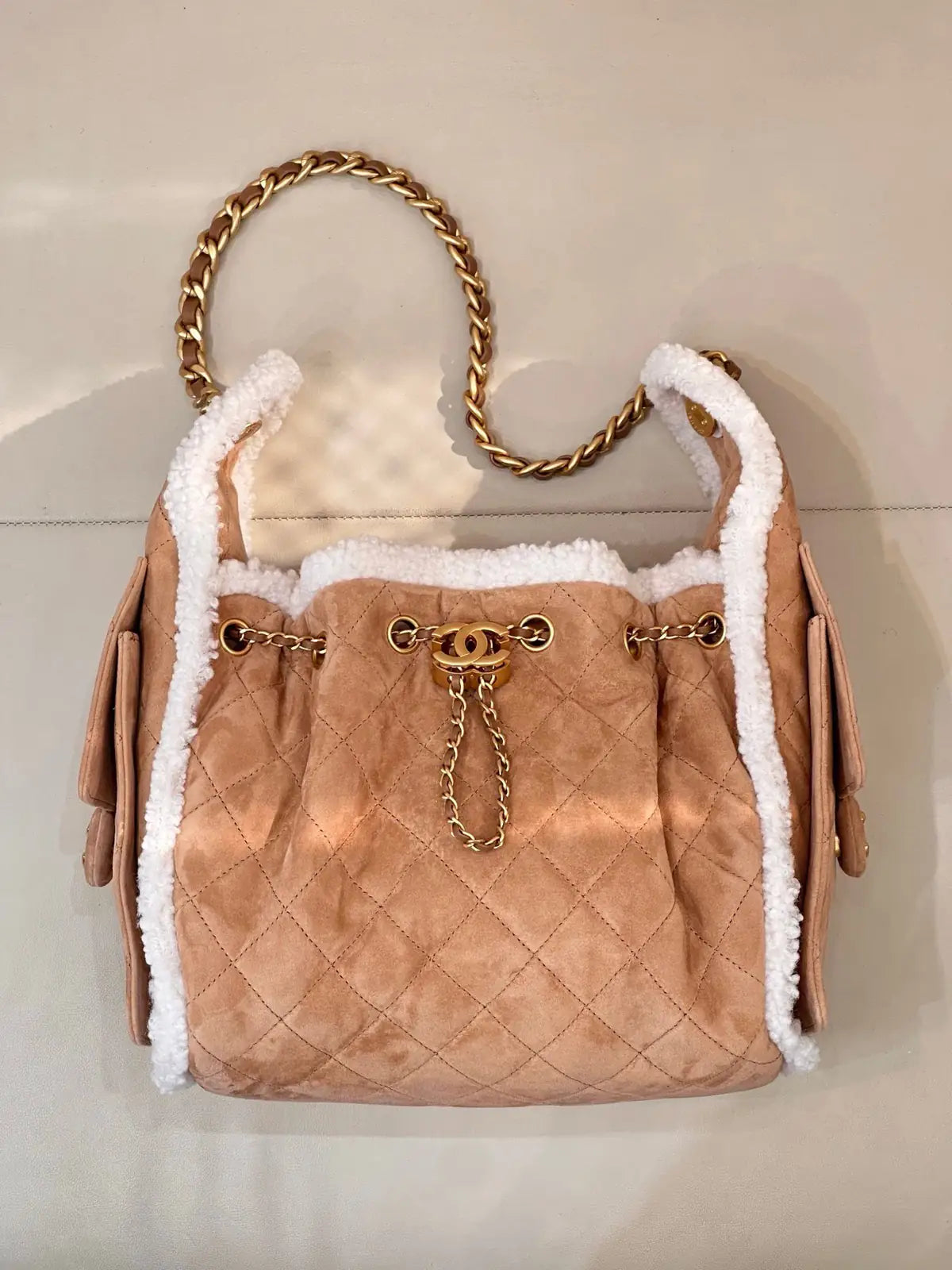 Sac Chanel 25K – Seau Shearling