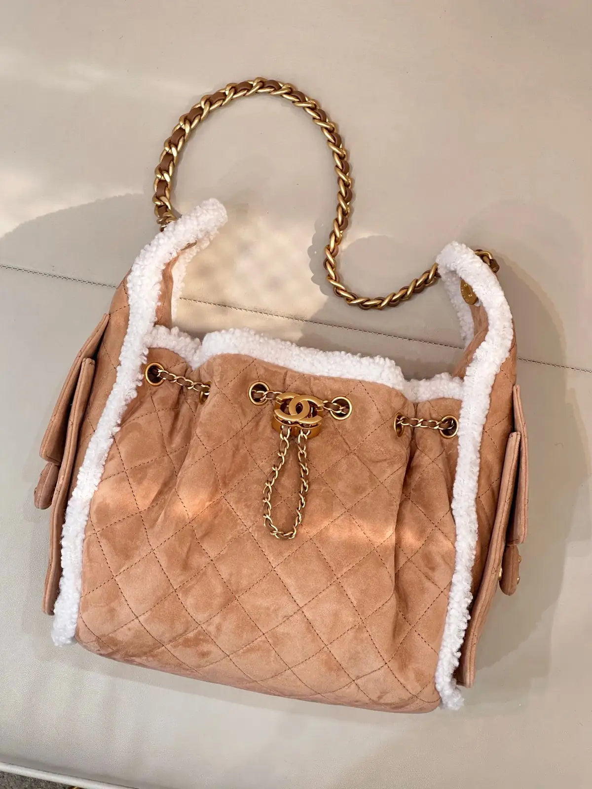 Sac Chanel 25K – Seau Shearling
