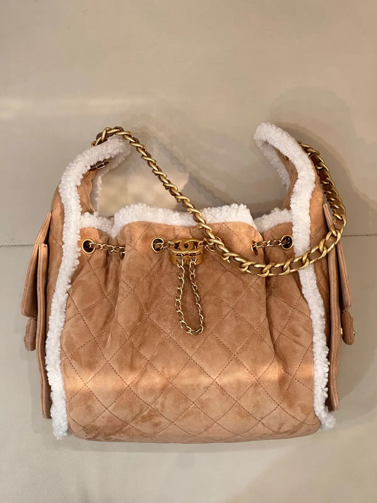 Sac Chanel 25K – Seau Shearling