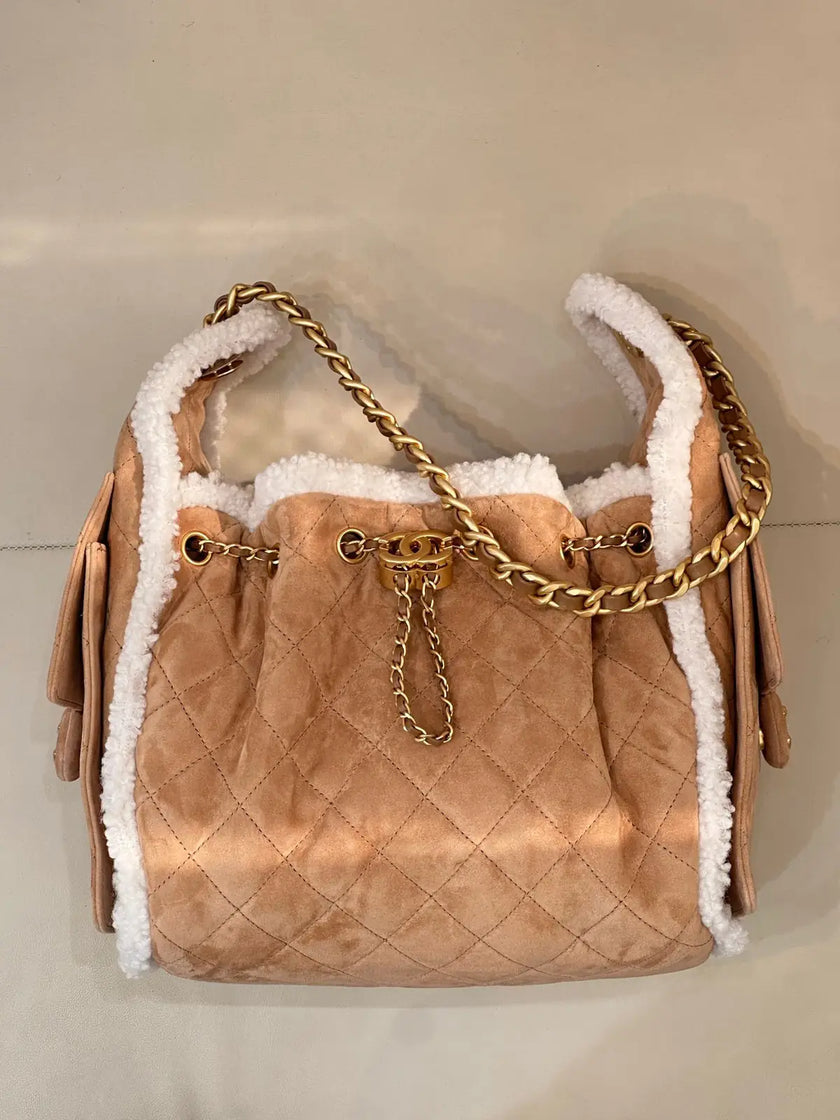 Sac Chanel 25K – Seau Shearling
