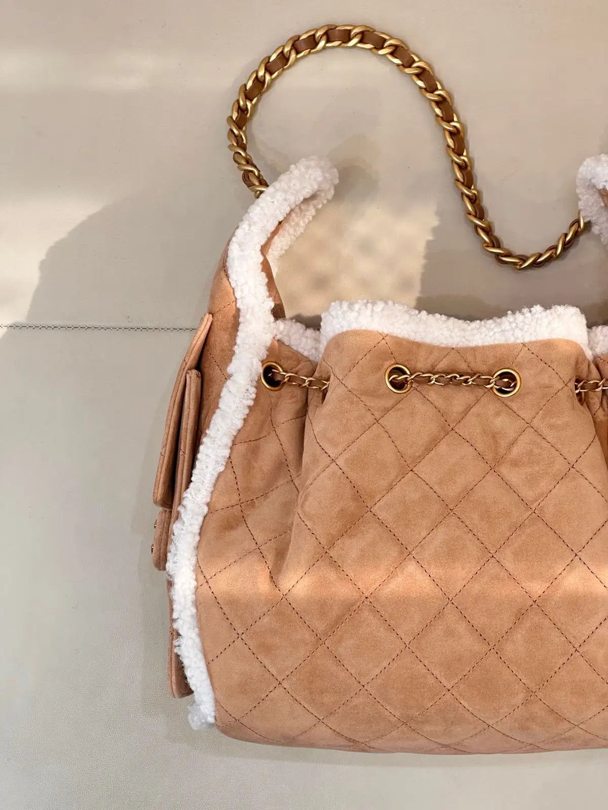Sac Chanel 25K – Seau Shearling